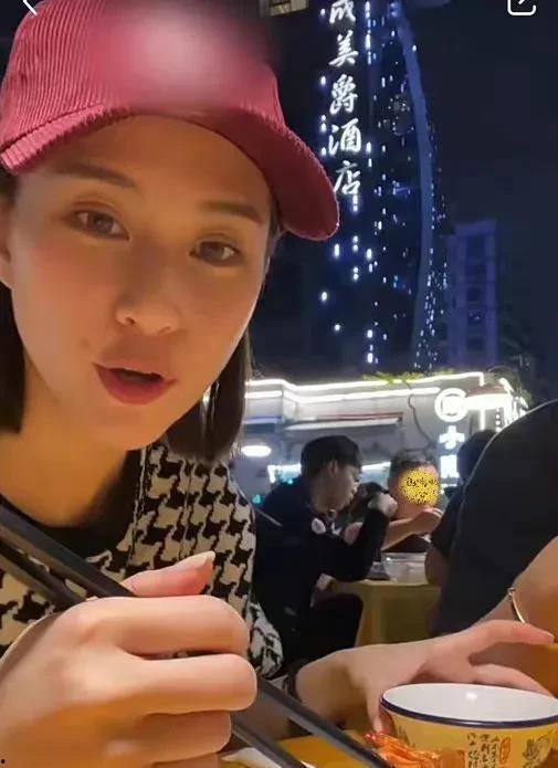 娱乐明星最新吃瓜视频在线观看,明星幕后趣事大揭秘！  第2张